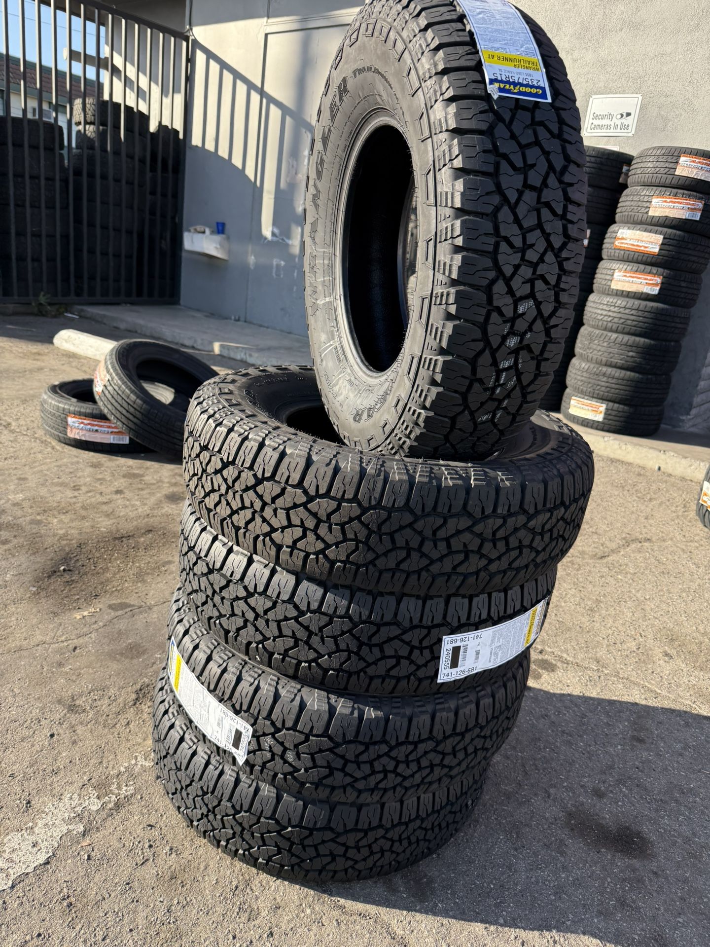 235/75/R15 Vendo Set De Llantas Goodyear Las 4 Por $385 