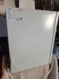Midea Compact Refrigerator White
