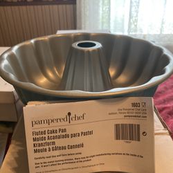 New Pampered Chef Fluted Cake Pan