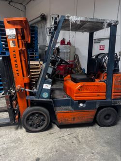 Toyota 5FGC25 Forklift – 5,000 lb – Propane – Cushion Tire