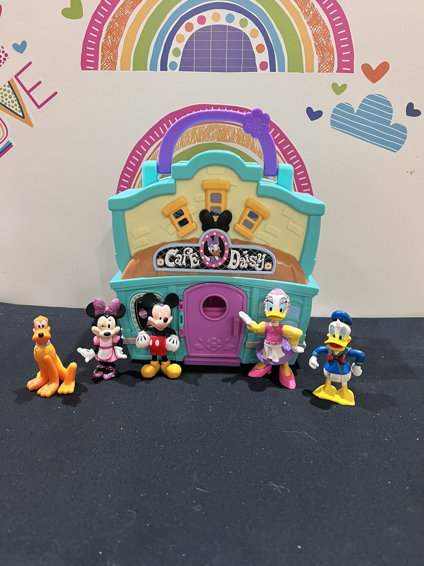 DISNEY CAFE DAISY - NICE PLAYSET  WHICH IS A CARRY CASE!!  SEE PHOTOS FOR ALL ACCESSORIES AND FIGURES INCLUDED!  Super cute 