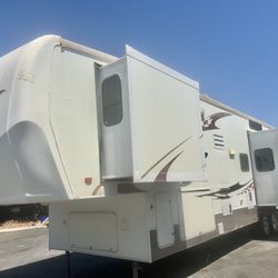Fifth Wheel Toy Hauler