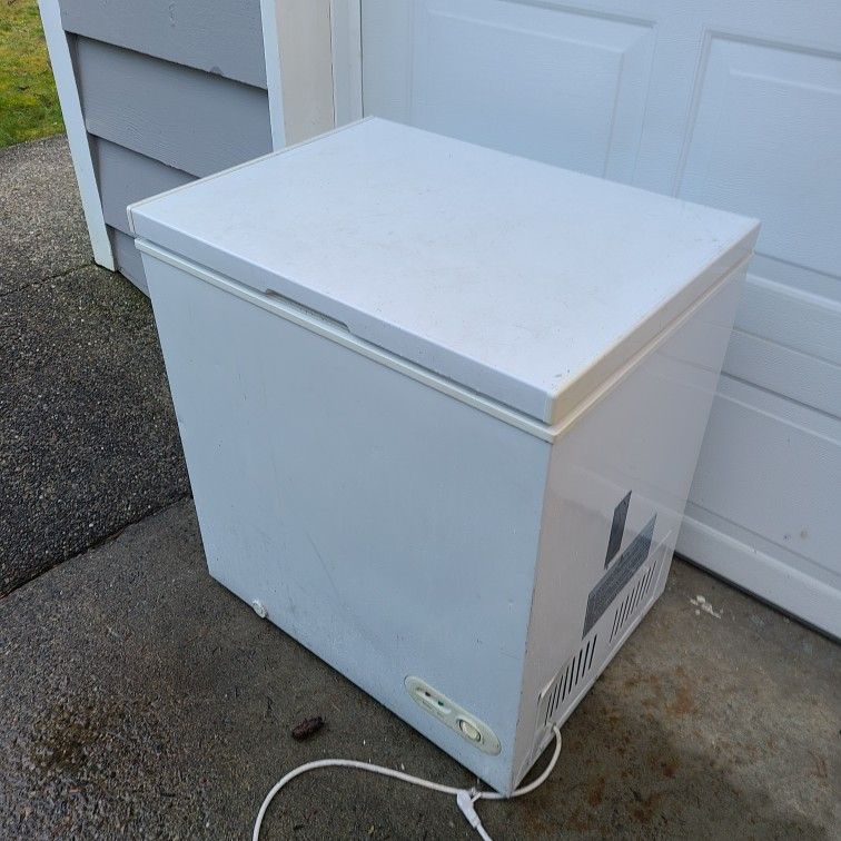 Magic Chef HMCF5W2 5.2 Cu Ft Chest Freezer White Compact Deep Freeze Garage