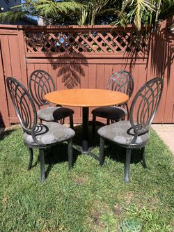 Circular Table With Four Chairs And Pedestal Base