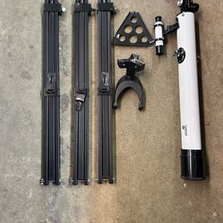 Natural wonders 60mm 2.4” refracting telescope used once.