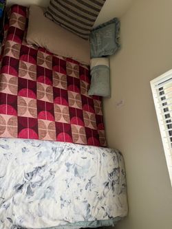 Single Bed with Pillowi