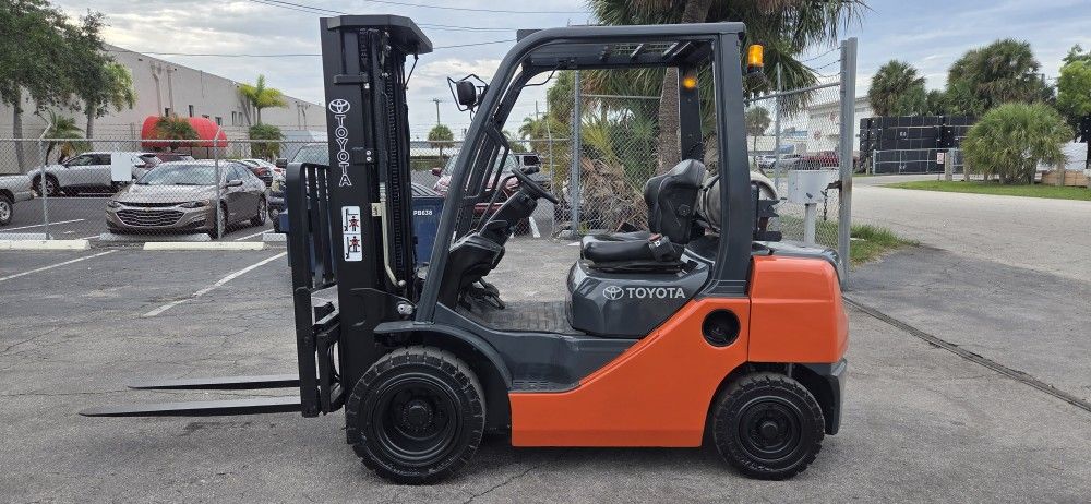 Toyota Forklift 5000 Lbs Capacity Pneumatic Tires