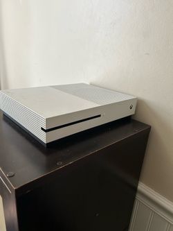 Xbox One S Bundle – Works Great – Controller & Cables Included