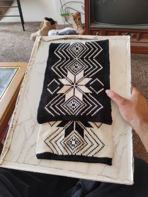 Acrylic Hanes Her Way Scarf