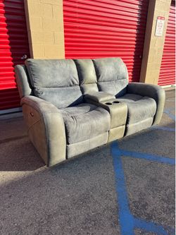 FREE DELIVERY 🚚 Power Reclining Loveseat with Console & USB