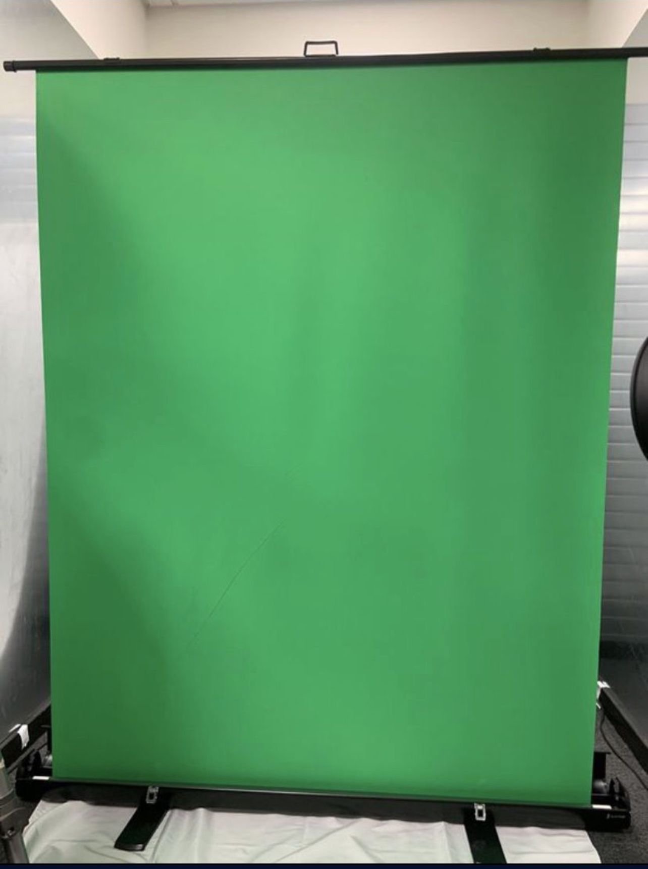 5ft. (W) x 6ft. (H) Collapsible and Retractable Green Chromakey Screen with Built-in Aluminum Case, Photo Video Studio