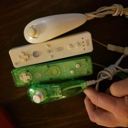 2 Nintendo Wii Controllers And 2 Matching Nunchucks Excellent Condition 
