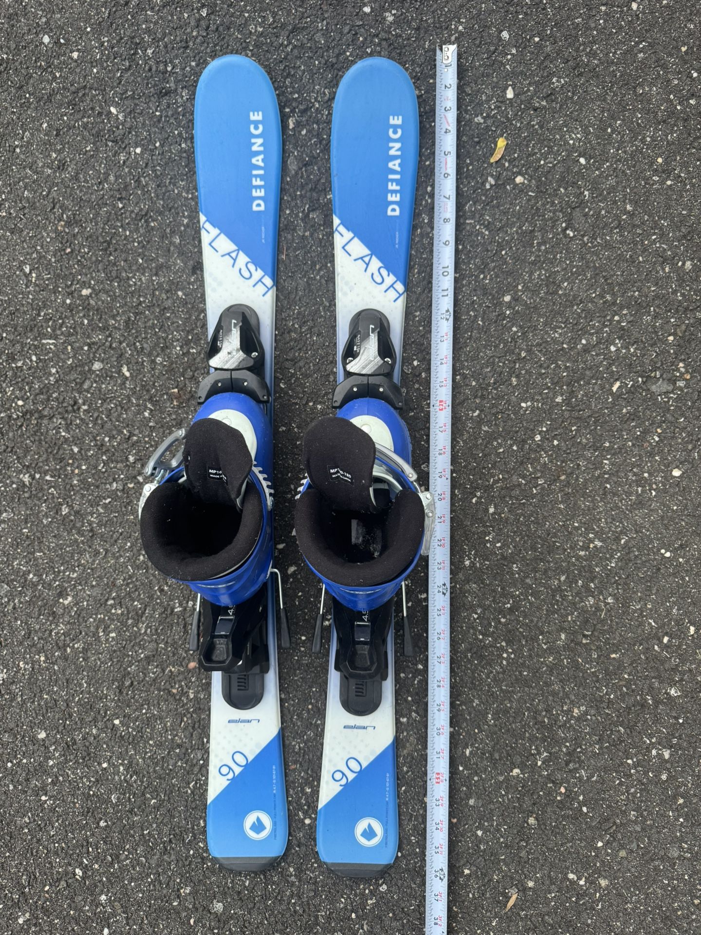 90cm Elan Defiance Ski + Adjustable Boots Size 16.0-18.5