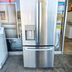 G E French Door Refrigerador With Water Dispenser And Ice Maker Machine    In Excellent Working Condition 