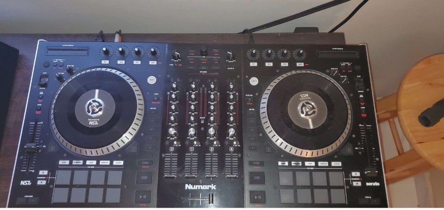 Numark Ns7 DJ controller