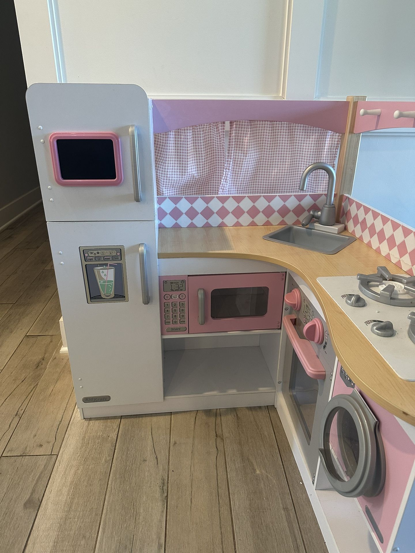 Kids play Kitchen