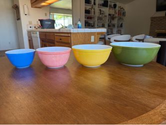 Vintage Pyrex bow set