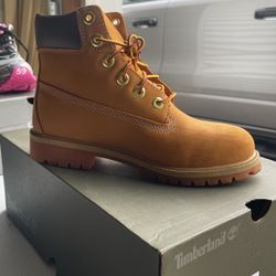 Timberland boots brand new only wore twice a size 5 medium
