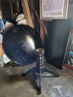 Round table  dark brown wood, 3 pieces and has extra middle part to enlarge