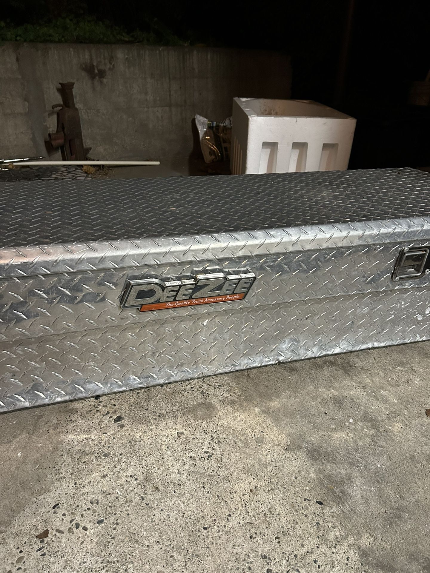 Deezee Cross Over Tool Box