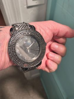 Like new mens  Geneva watch new battery works great big face shines bling bling look