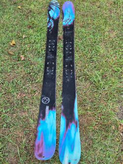 WOMEN'S K2 REMEDY 102 FREERIDE SKIS.