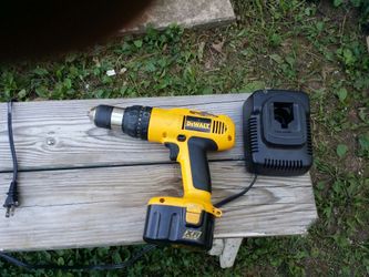 DEWALT 12V DRILL, BATTERY,CHARGER EXCELLENT CONDITION