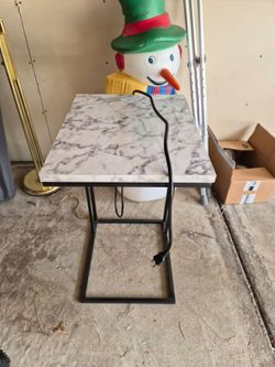 Tainoki End table with outlets and charging station