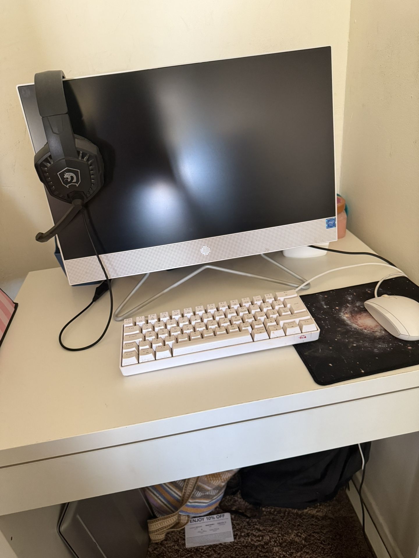 HP 11 Windows Monitor asking 300| Comes With Original Keyboard