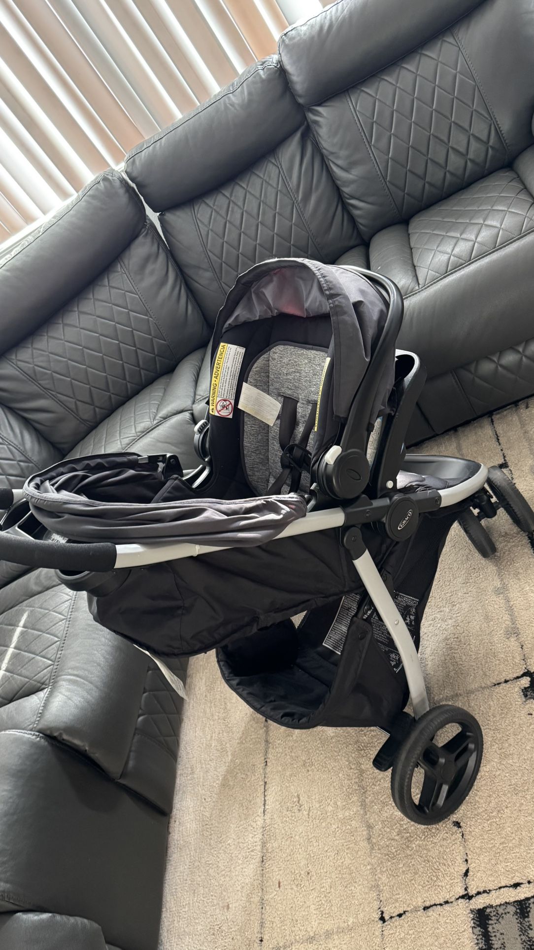 I'm selling a baby stroller with its Graco car seat.