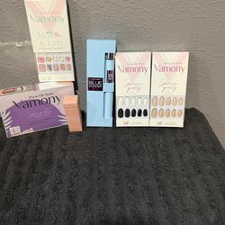 Press On Nails , Perfume , Highlighter And Máscara 