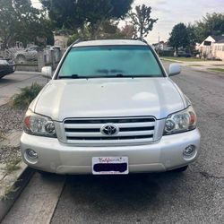 TOYOTA HIGHLINDER 2005 CLEAN TITLE EN MANO  158 MIL MILLAS  PLACAS VENCEN AGOSTO 2026  MOTOR Y TRASMICION EN PERFECTO ESTADO 