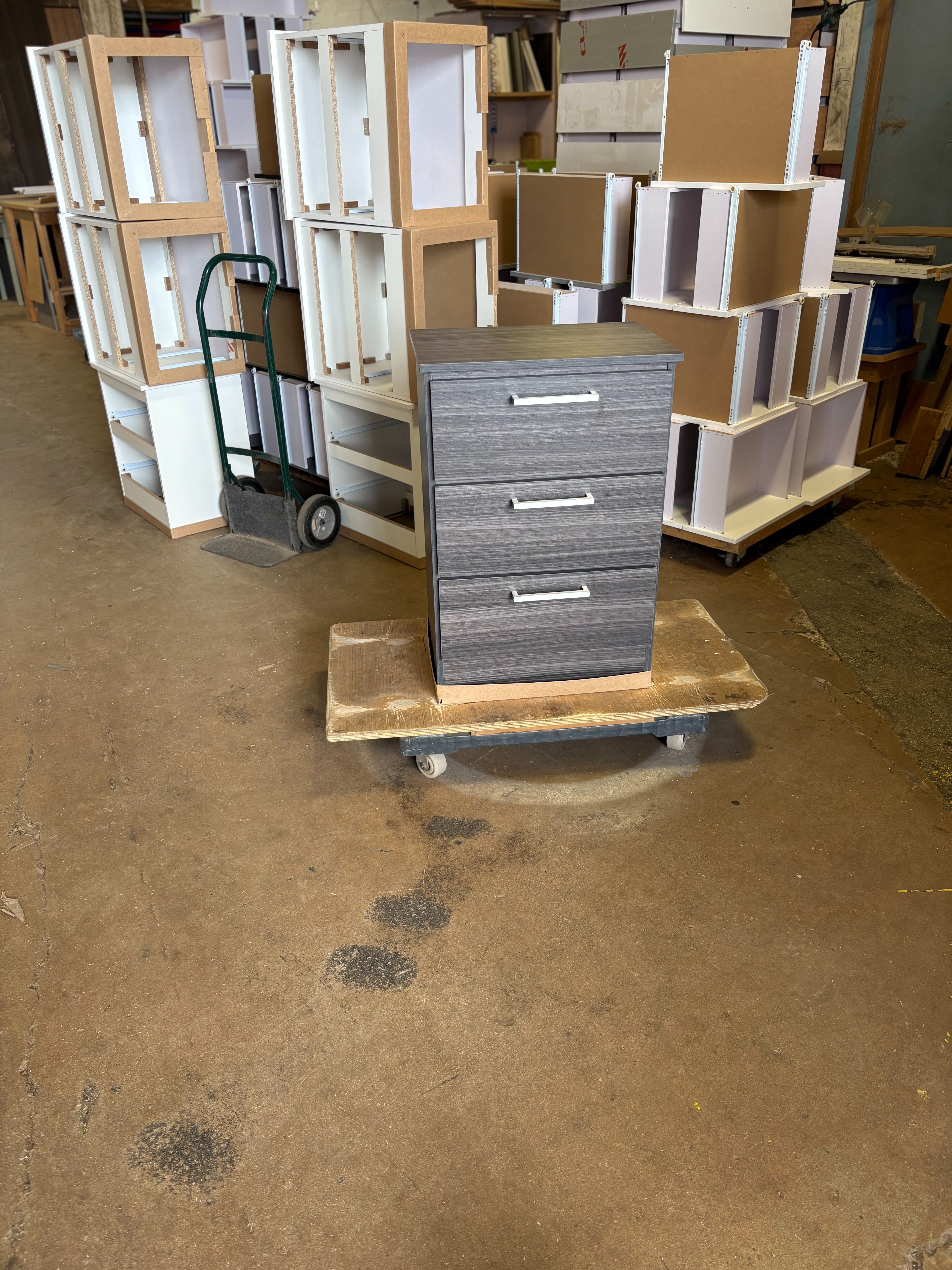 Mesa de noche 3 gavetas