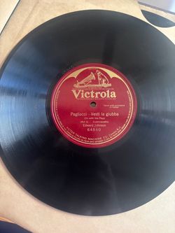 10” 78 RPM shellac record featuring tenor Edward Johnson singing "Vesti la giubba" (On with the Play) from Act 1 of the opera Pagliacci by Ruggiero Le
