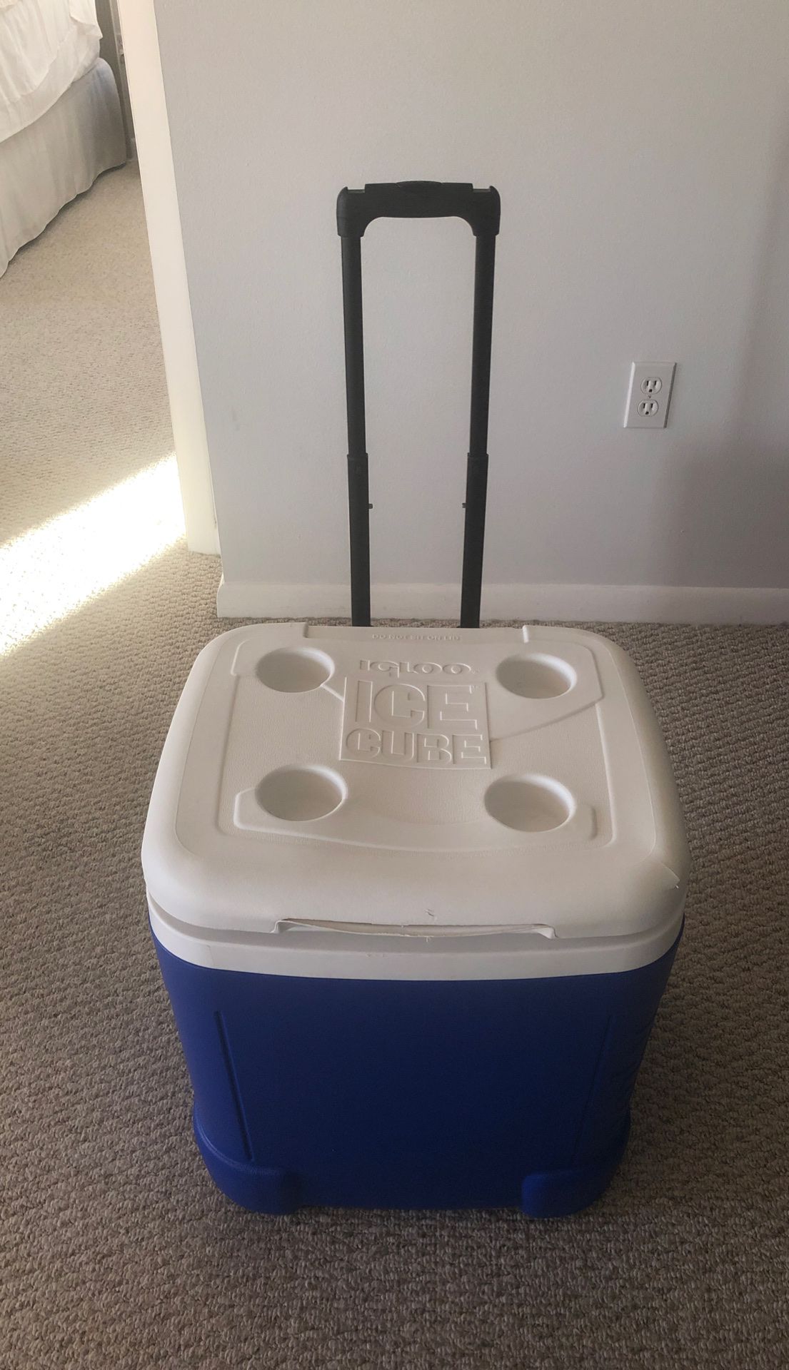 Igloo Ice Cube 60QT Rolling Container