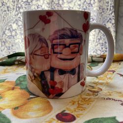 Hermosa Tasa Y  Un Perfume  