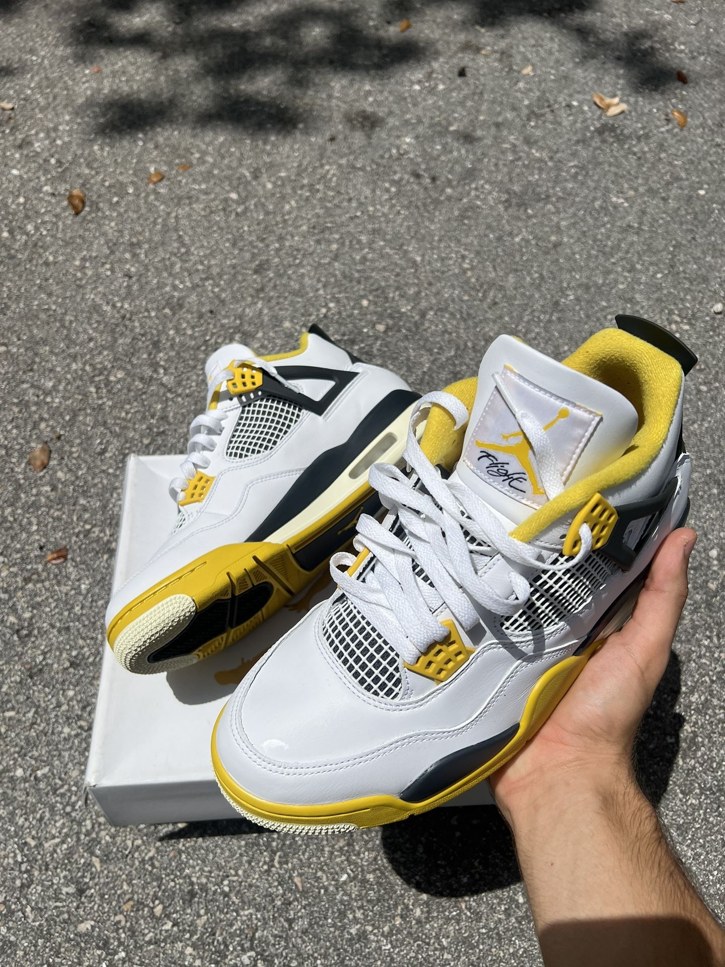 Jordan 4 Retro Vivid Sulfur Size 10.5M/12W VNDS 💛