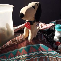 Snoopy Vintage Stuff 1970 National Figurine Syndicate World Region Reserve