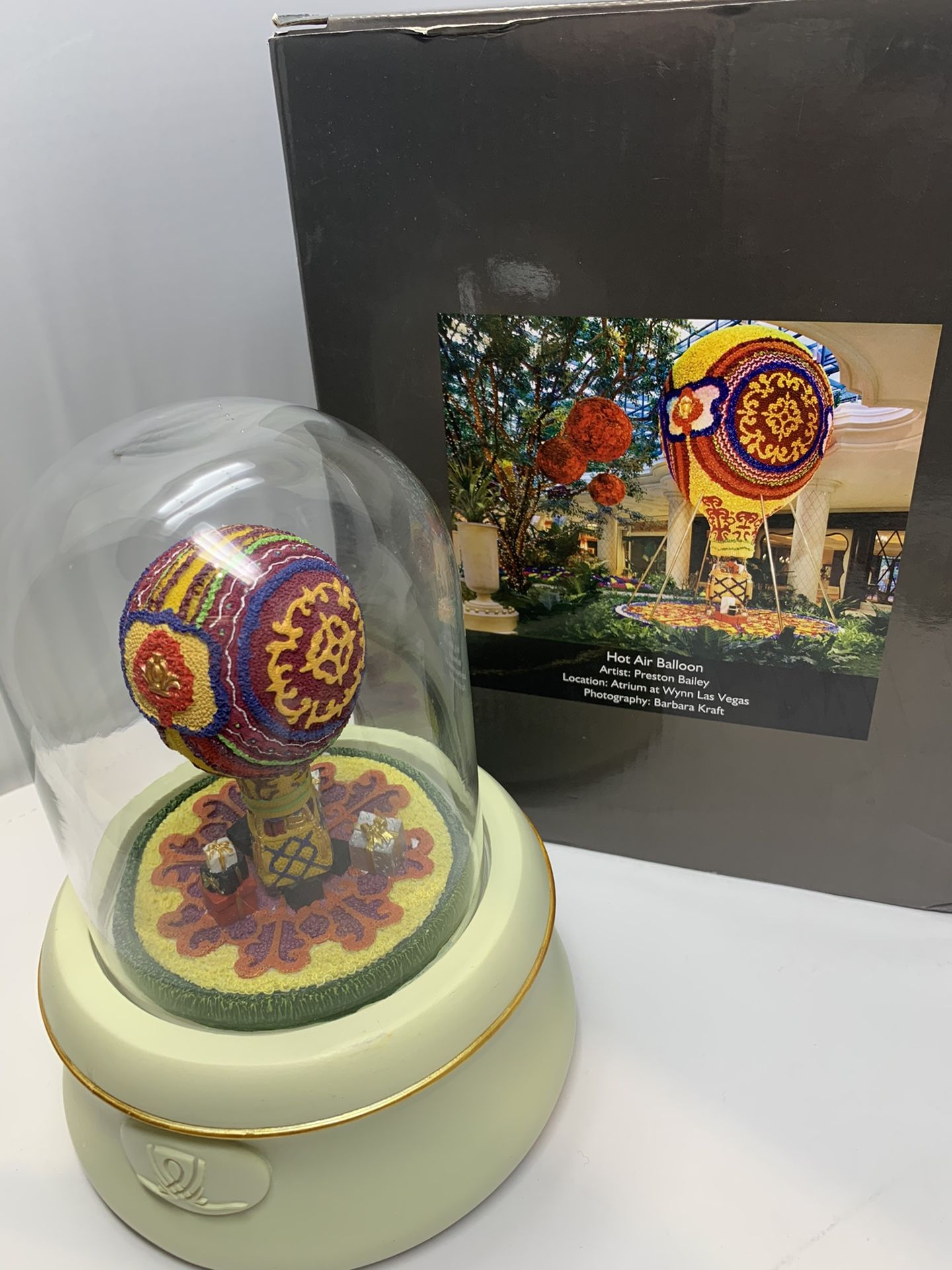 Balloon goes up and down as music plays. Not sure of tune, but resembles Masterpiece Theater's "Rondole.". Pretty Music Box, Balloon Rises.