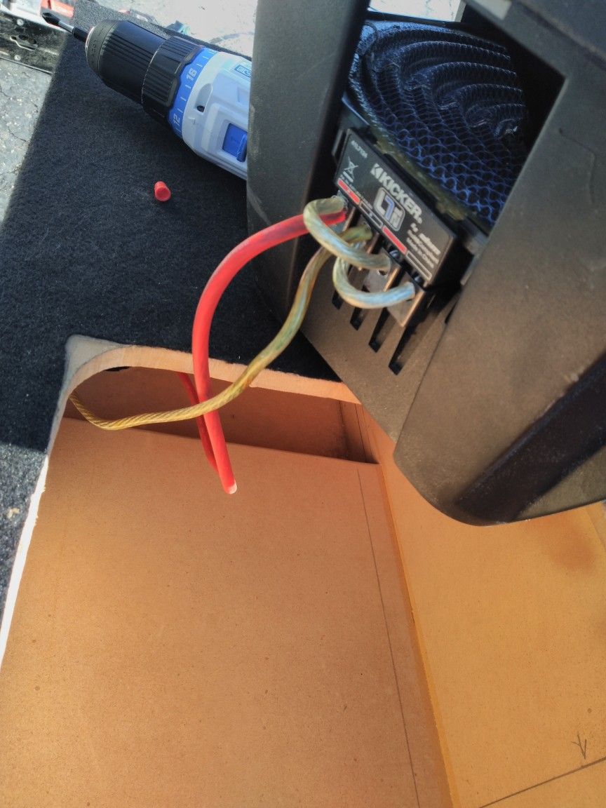 KICKER Q CLASS 12 WITH ITS BOX PORTED BOX GOOD SOUND for Sale in Corona