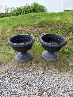 Plastic urn planters