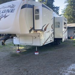 5th wheel/ gooseneck toy hauler