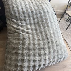Big pillow bed