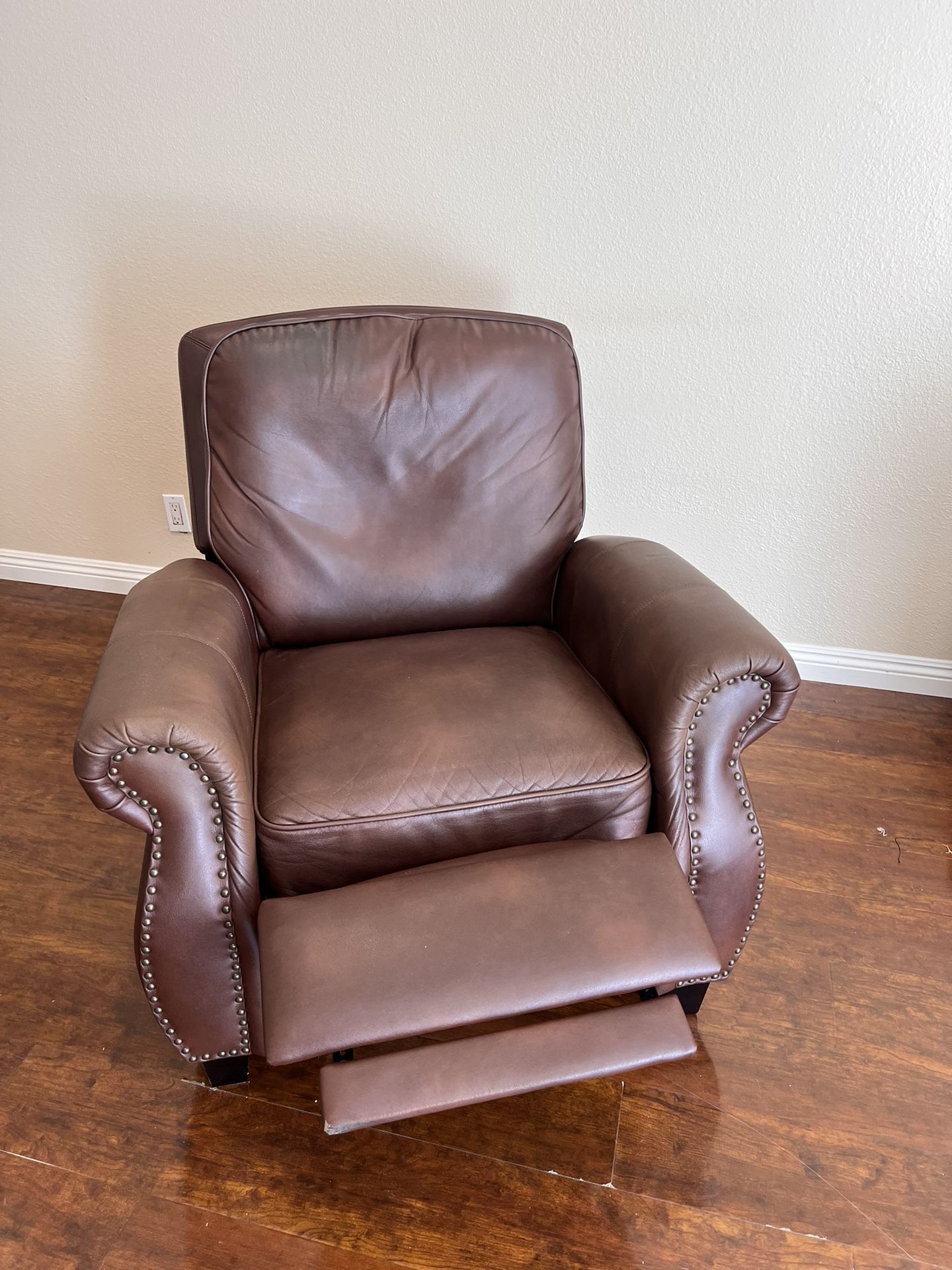 Brown Leather Recliner Chair – Comfortable & Stylish