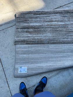 Yard sale (online) Rugs home decors and other things
