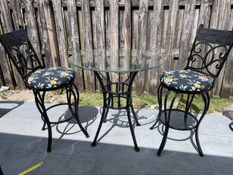 Bistro / Pub Set Table And 2 Swivel Stools in Good Condition (Table 36”D x 36”H, Stools 30”H to Seat) $80 Firm on Price