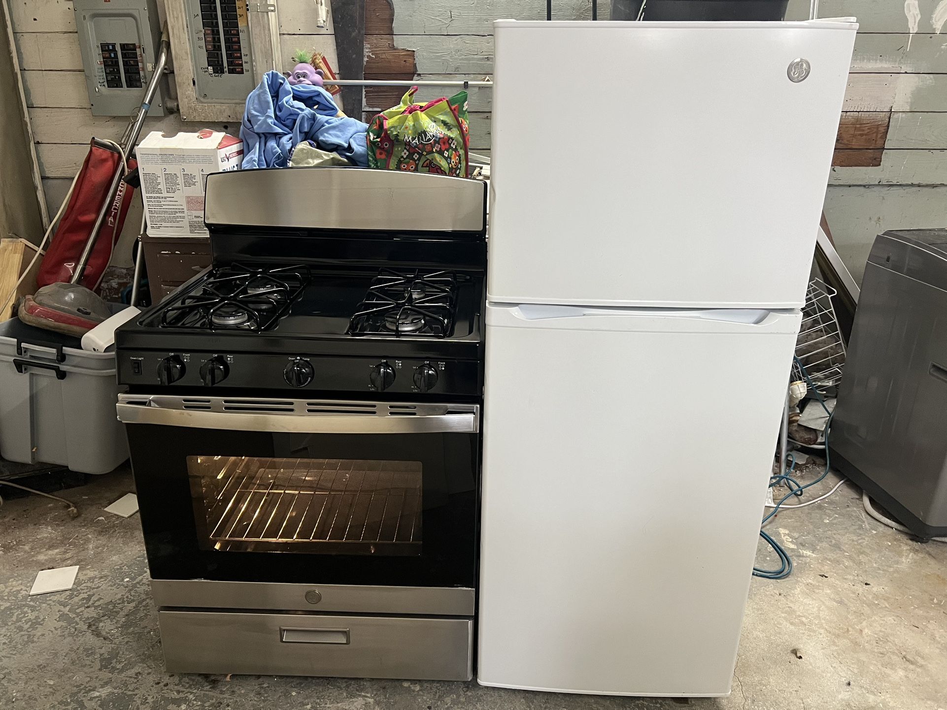 GE Gas Range and Refrigerator Combo
