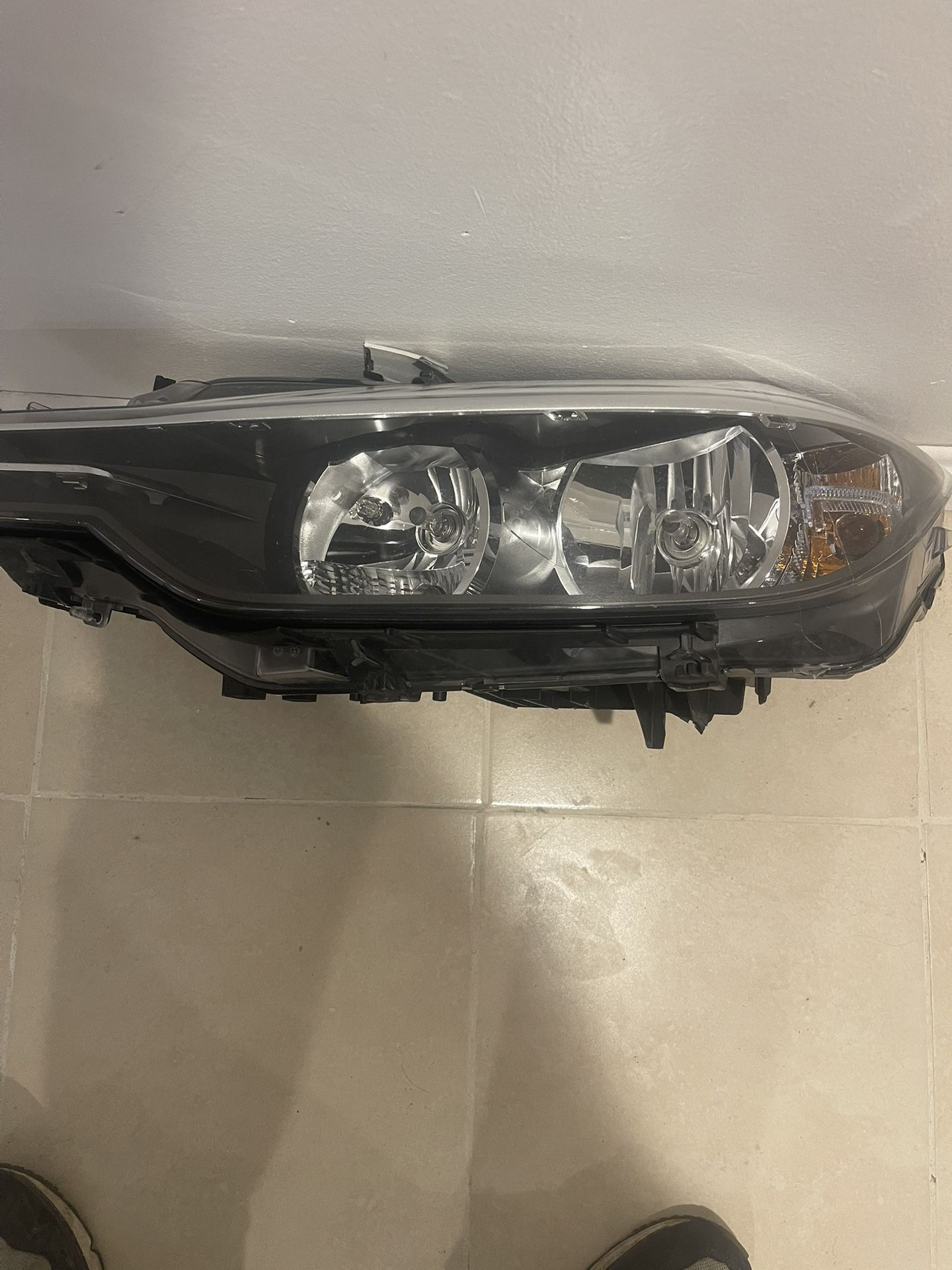 2014 BMW 328i Xdrive Left Front Light Assembly.