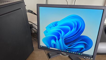 Dell 19" LCD Monitor – VGA – Works Great