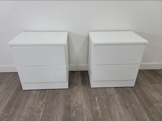 Two Nightstands - Dos Mesitas de noche